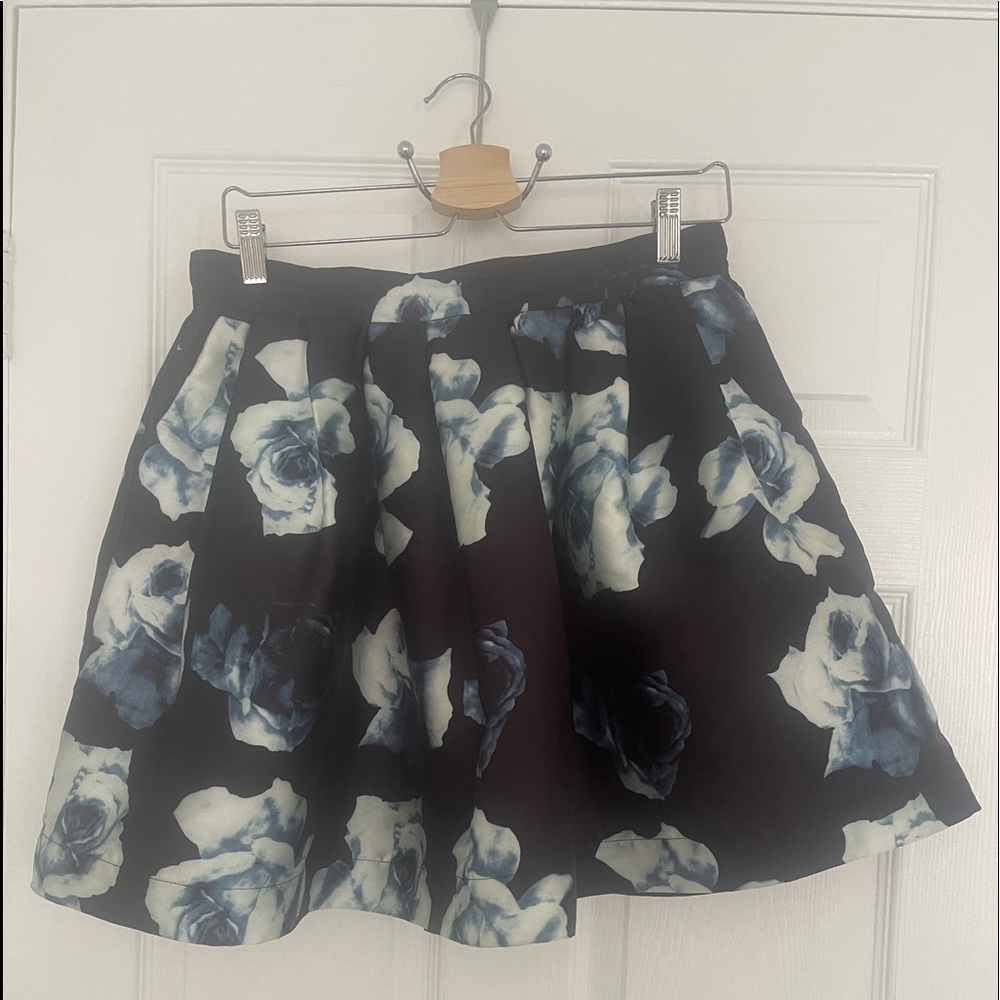 💫Black skirt with flowers 🌺 white with blue, with pockets.